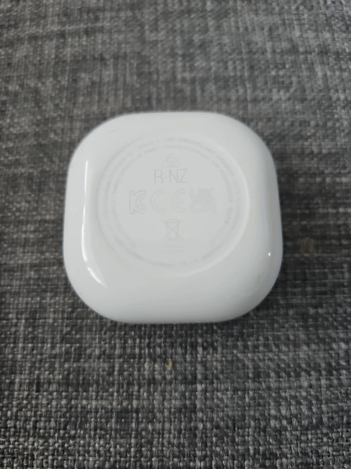 Samsung Galaxy Buds FE Wireless Bluetooth Noise-Cancelling Earbuds - Black/white - Image 3 of 3