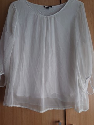 Schöne Bluse von Comma, Beige und Wollweiß, mit durchsichtigen Armen, Gr. 46