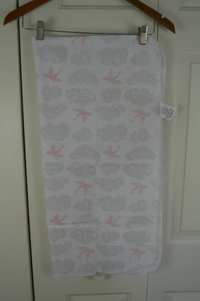 Always Loved by Rene Rofe Birds Clouds 婴儿接收毯 法兰绒 粉色 灰色 — 第 2/4 张图片