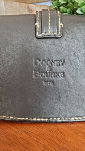 Dooney and Bourke portafoglio polso pochette fibbia pelle nera nuovo senza etichette fodera rossa - Foto 3 di 15