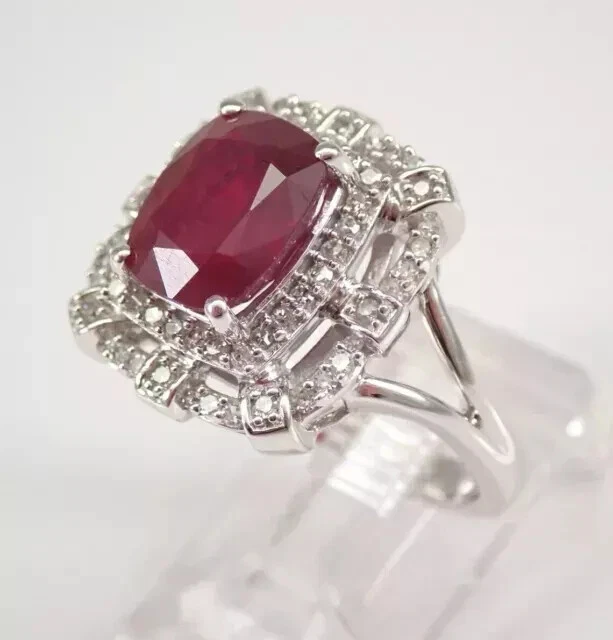 Anillo de compromiso con halo de rubí creado en laboratorio corte cojín de 2,40 quilates enchapado en oro blanco de 14 quilates Foto 3 de 4