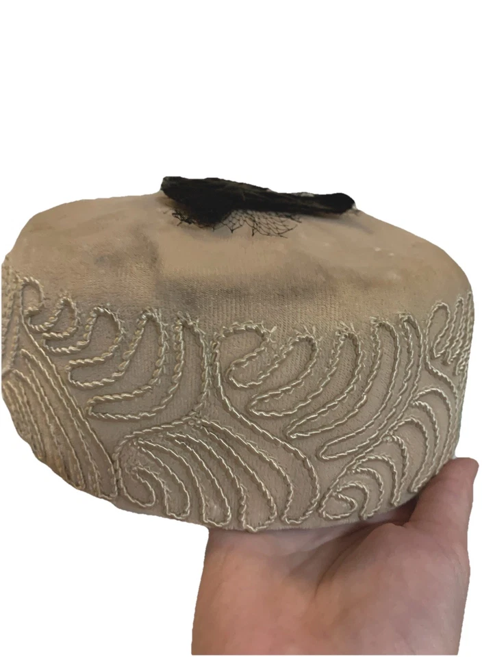 Sombrero Pastillero Rosa Vintage Años 50’s 60’s Con Acentos Negros Patrón de Cordón Crema Foto 3 de 4