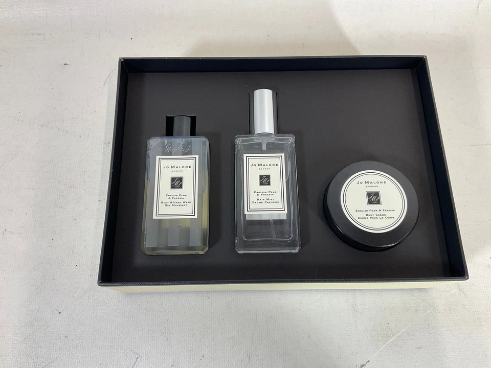 Jo Malone London English Pear & Freesia Bath & Body Gift Set Unused - Image 2 of 4