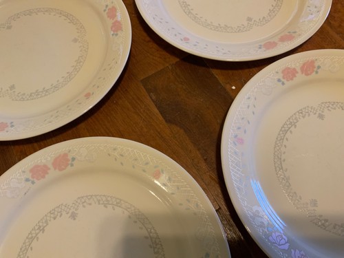 Juego de 4 Platos de Cena Corelle FLORES EN ENCAJE 10 1/4" Flores Rosa Enrejado Blanco - Imagen 2 de 7