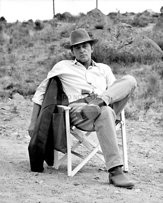 ROBERT MITCHUM ON THE SET OF ''VILLA RIDES'' - 8X10 PHOTO (ZZ-699)