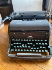 Vintage 1945 Antique Royal HH Magic Margin Typerwriter- Brown with Green Keys thumbnail