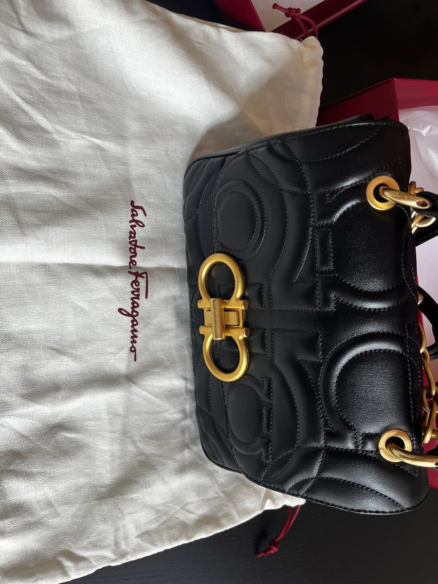 バッグ salvatore ferragamo gancino shoulder bag SALVATORE FERRAGAMO Gancini Logo Embossed Shoulder Bag Black