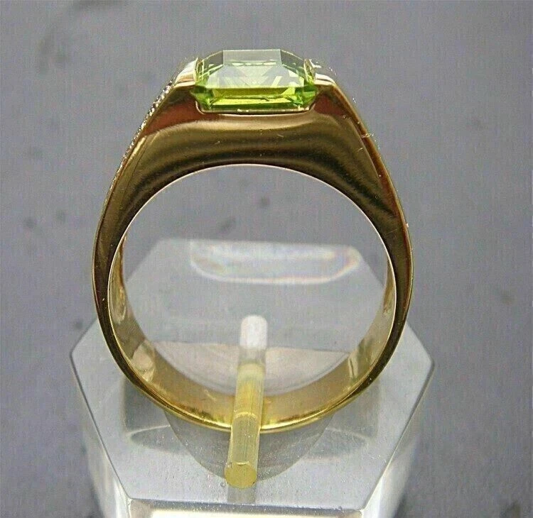 Anillo de boda de peridoto creado en laboratorio de corte esmeralda de 3,50 quilates enchapado en oro amarillo de 14 quilates para hombre Foto 2 de 4