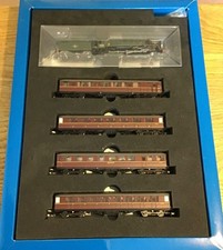 Dapol  N Gauge Pines Express Set 9F Evening Star & Four Gresley Maroon Coaches