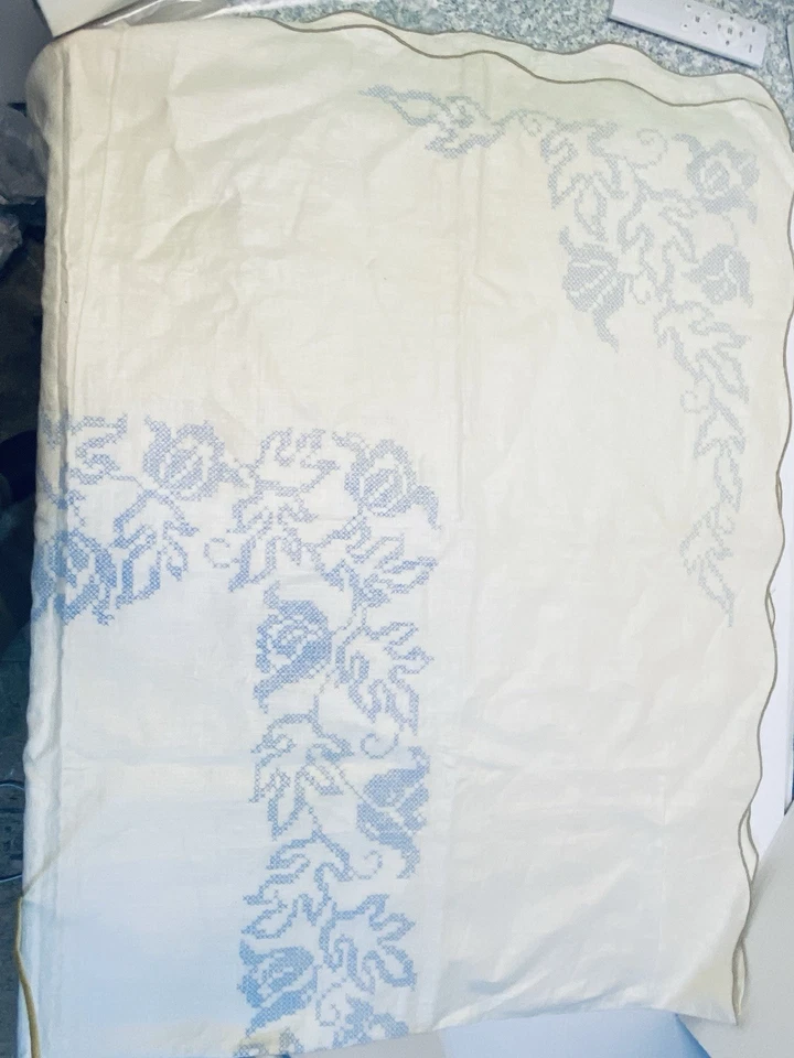VTG Lee Wards Linen Tablecloth Stamped Cross Stitch Scallop Tulip 52 X 70 - Image 2 of 4