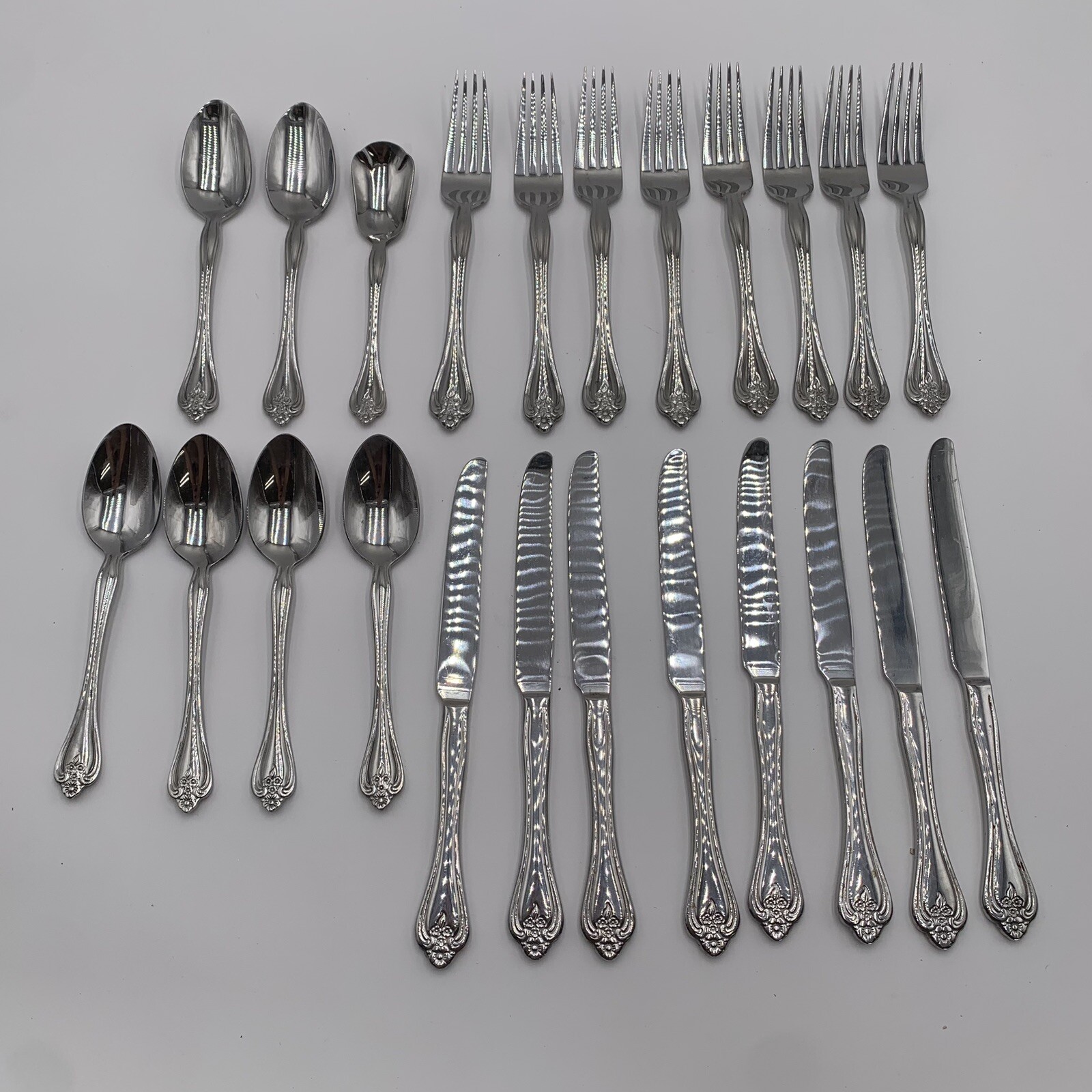 Oneida BOUTONNIERE Glossy Stainless Dinner Knives Forks Spoons Flatware Set