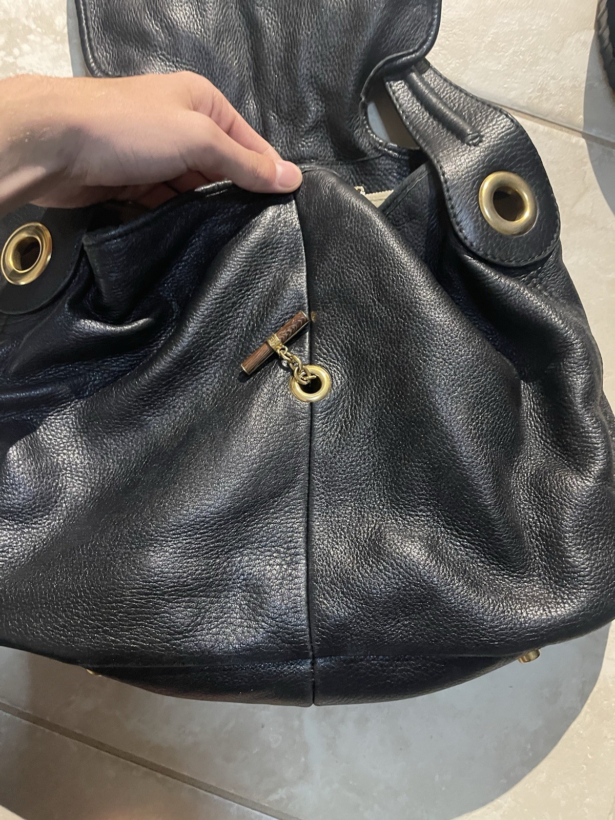 *RARA* YSL YVES SAINT LAURENT Borsa a tracolla Capri in pelle verniciata nera