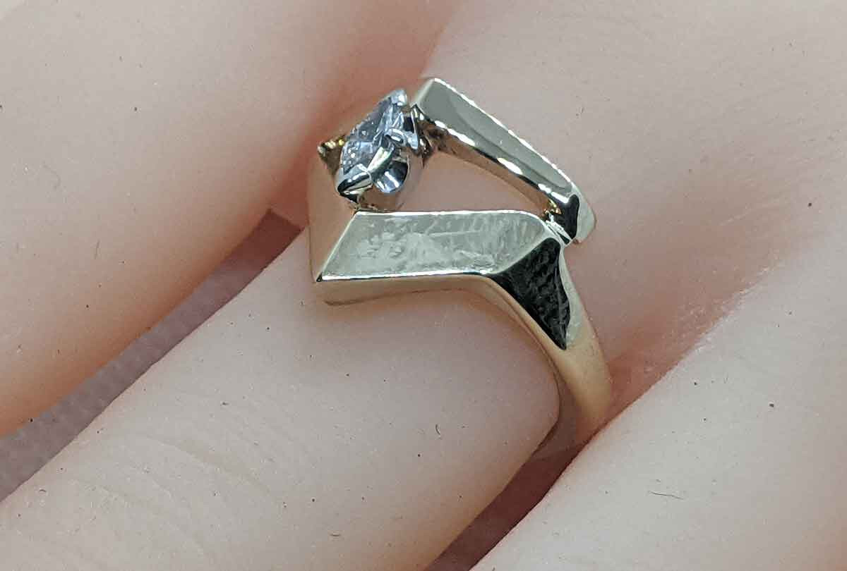 14k Solid Yellow Gold Designer Single Diamond Odd… - image 4