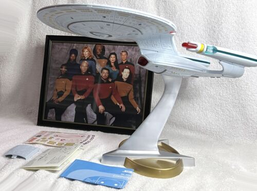 ENTERPRISE NCC-1701-D • TNG CAST • STAR TREK THE NEXT GENERATION - Picture 2 of 18