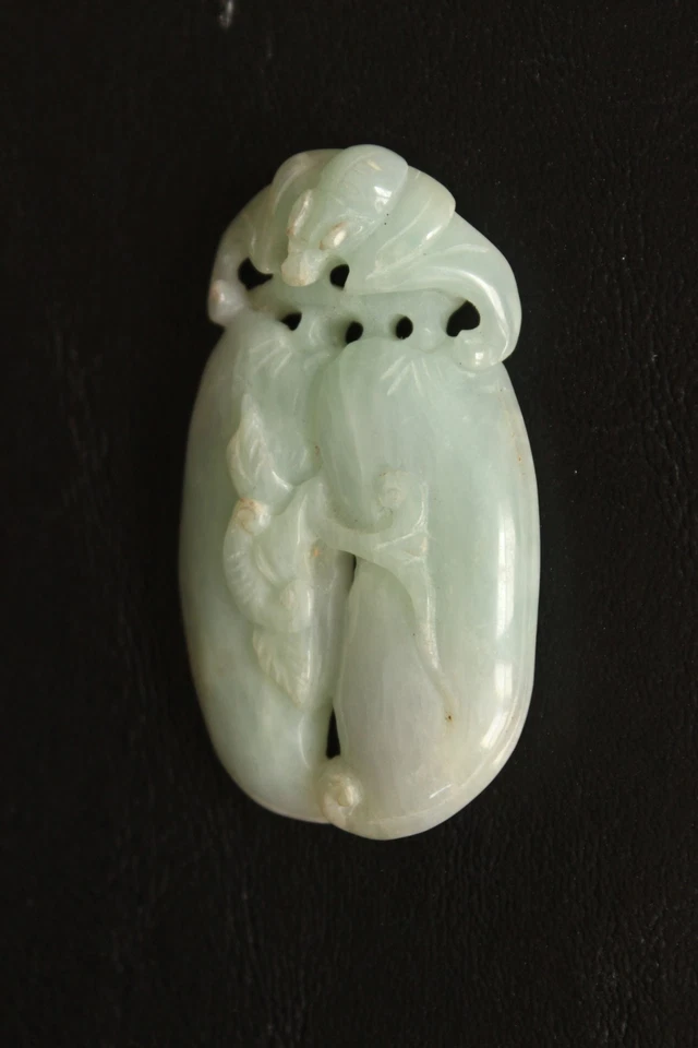 Colgante de jadeíta de finales del siglo XIX en forma de dos vainas de guisantes con un murciélago en la parte superior Foto 2 de 4