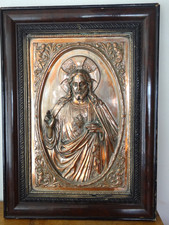 Ancien Grand Panneau en Cuivre Argenté à Décor de Christ Sacré Cœur en Relief