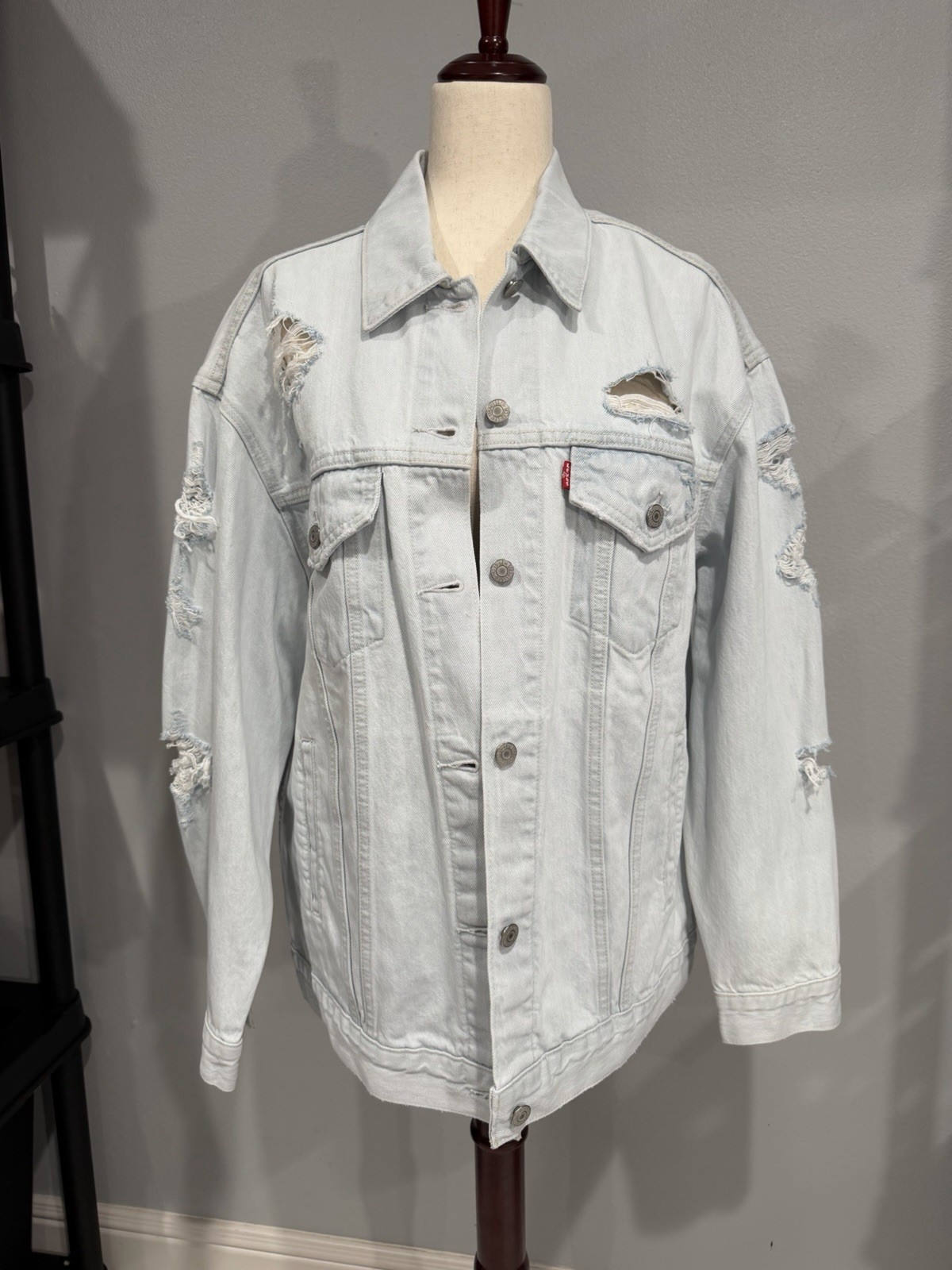 NWT Levi’s Jacket 90s unisex Trucker Oversized Light washed Distressed Medium 