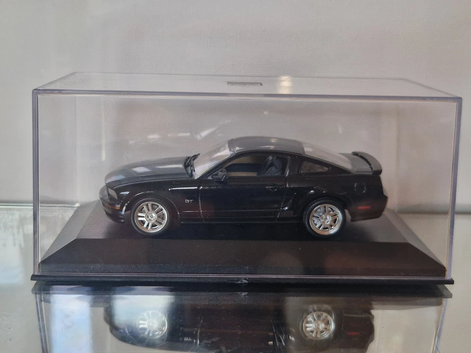 Minichamps 1/43 Ford Mustang GT 2005 "schwarz" 2.688 Teile in Box. - Bild 3 von 4