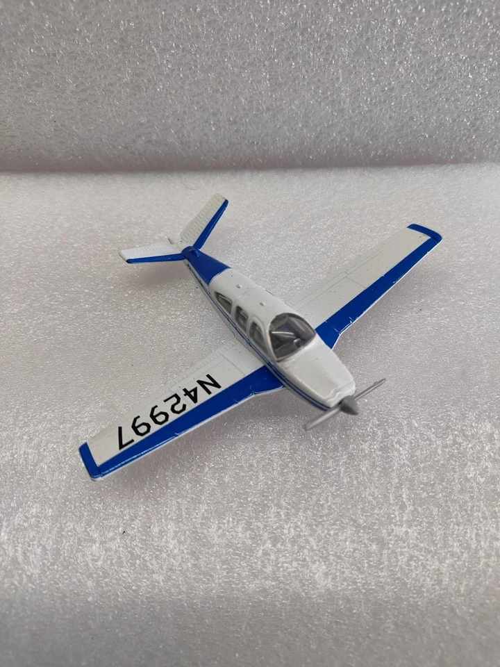 Aereo Bonanza V35A Beechraft Civile - Immagine 2 di 4