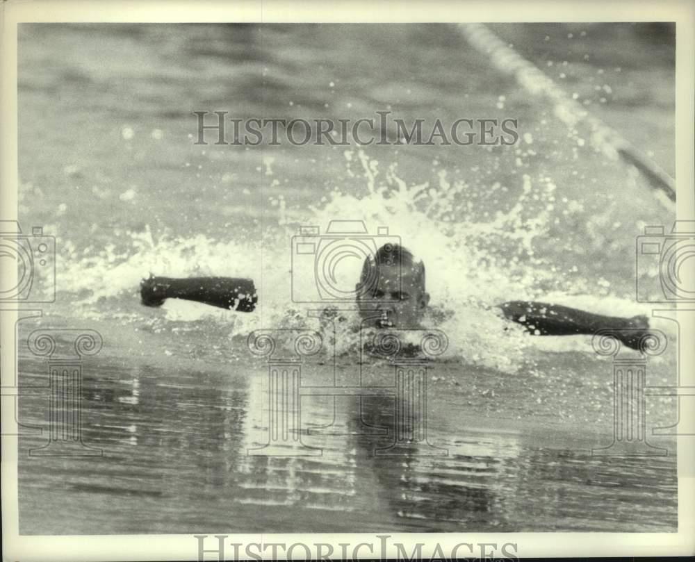 1972 Press Photo Gary Hall swims in 200-meter race at US Olympics