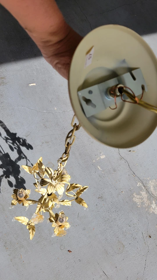 Lámpara de araña vintage adornada de cristal con vid foliada desplazada 3 brazos Foto 2 de 4