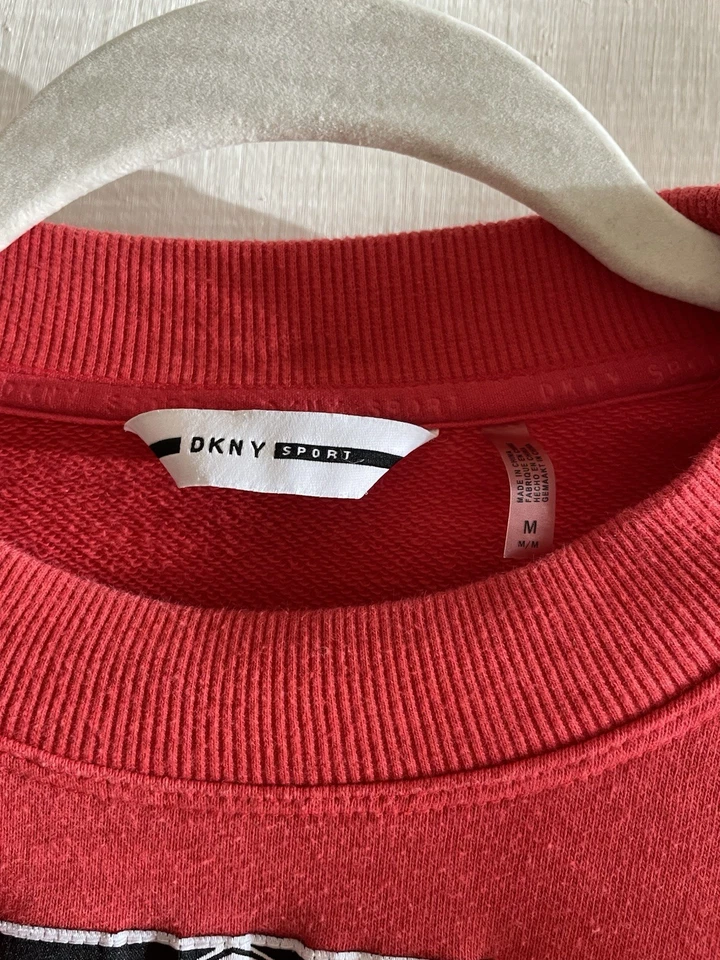 Suéter Suéter DKNY Vintage Rojo Cuello Redondo Logo Talla Mediana Foto 2 de 4
