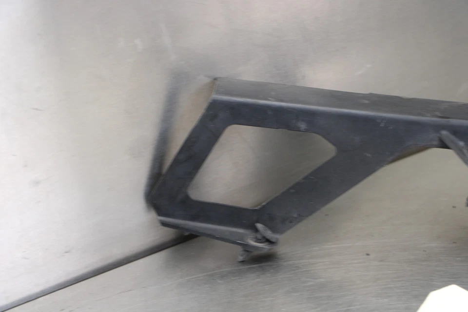 04-05 SUZUKI GSXR600 REAR BACK DRIVE CHAIN GUARD COVER SHIELD Foto 2 de 4