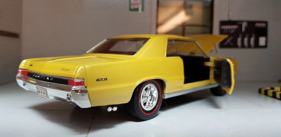 Pontiac GTO V8 1965 Gold Welly NEX Detailed Diecast G LGB 1:24 Scale Model Car - Image 3 of 4
