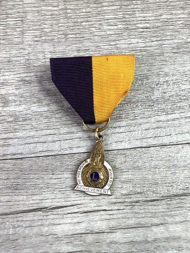 Pins Costume Homme NO PINS Médaille Logo LIONS CLUB