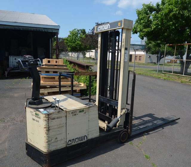 Crown 30WBTL Electric Walk Behind Forklift 3000 Lbs 05191900001 for