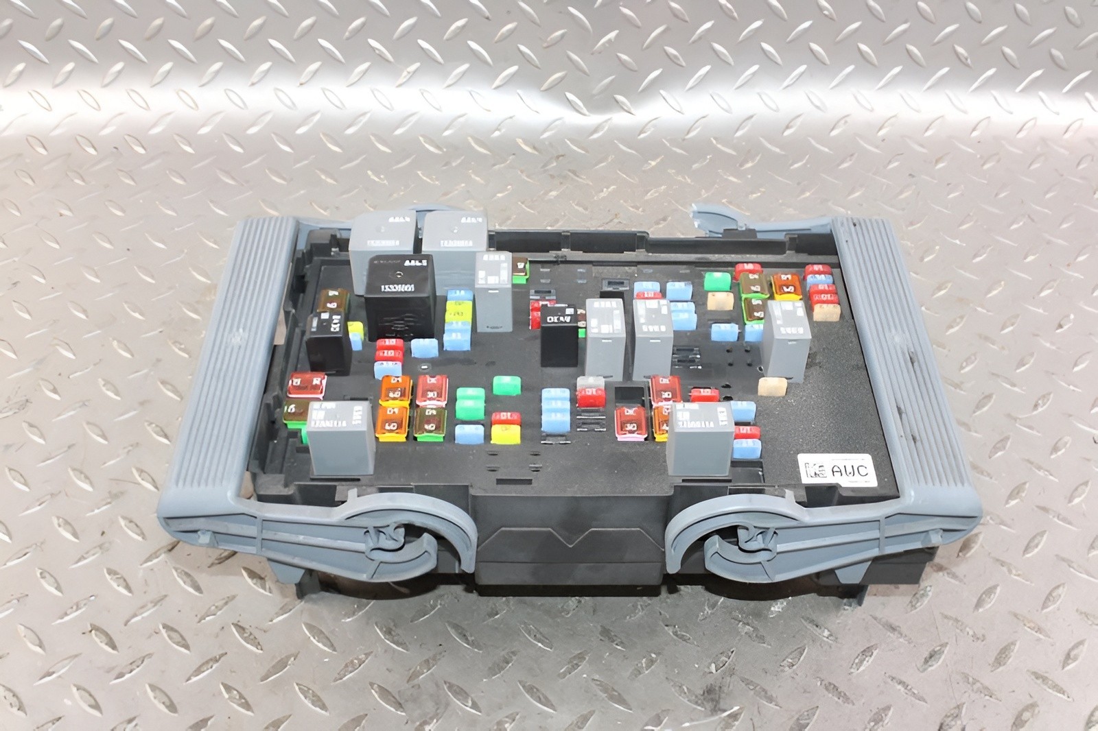 2010-2014 Chevrolet Chevy Tahoe Engine Fuse Box