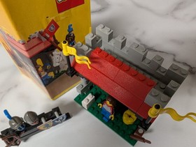 LEGO 6041 Armor Shop Castle (1986) - 100% Complete, Mint w/ Instructions