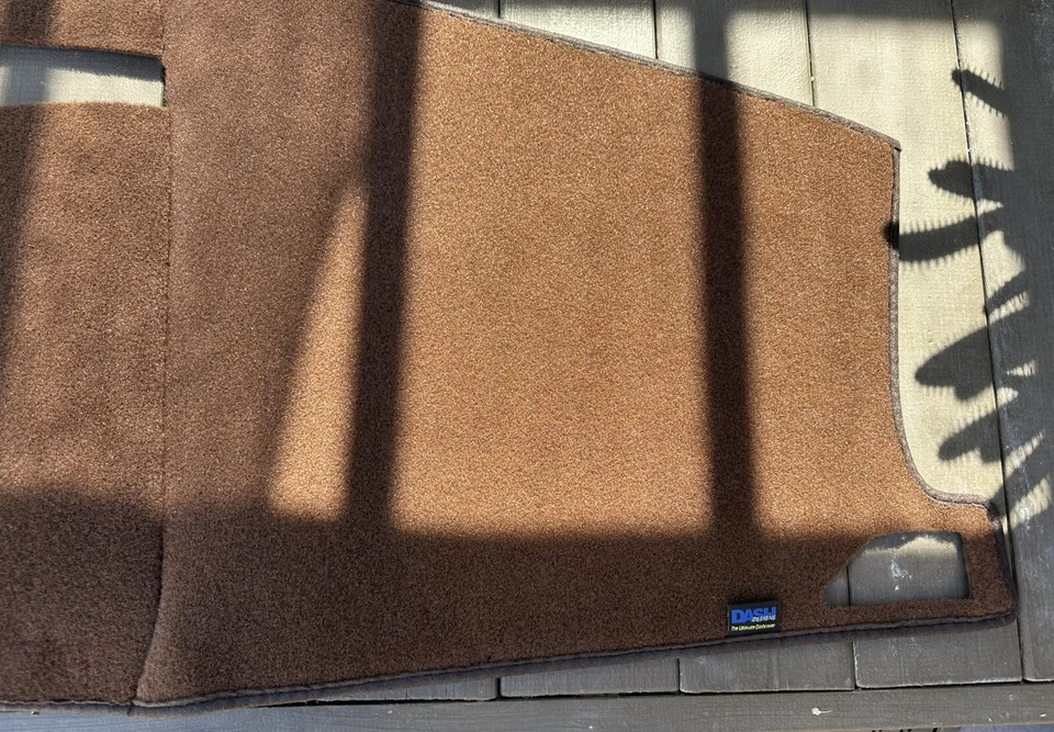 Чехол на приборную панель Dash Designs для 2022-2025 GMC Sierra 1500 (ковер) (темно-коричневый) - Изображение 2 из 4