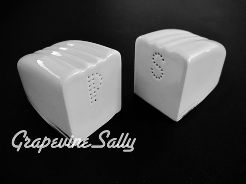 Vintage Stove Parts - Large Set of Vintage Horizontal White Ceramic S&P Shakers - Picture 5 of 10