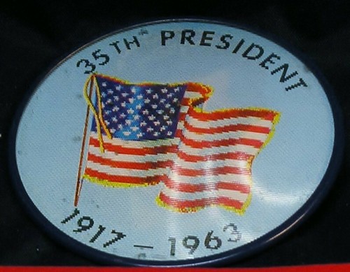 John F. Kennedy- posthumous "campaign-like" badge - Picture 2 of 6