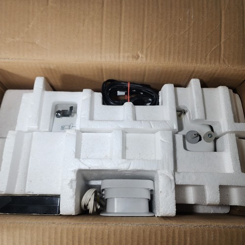 Brother CE4000 Sewing Machine Computerized Sewing 77 Built-in Stitches TESTED - Picture 3 of 13