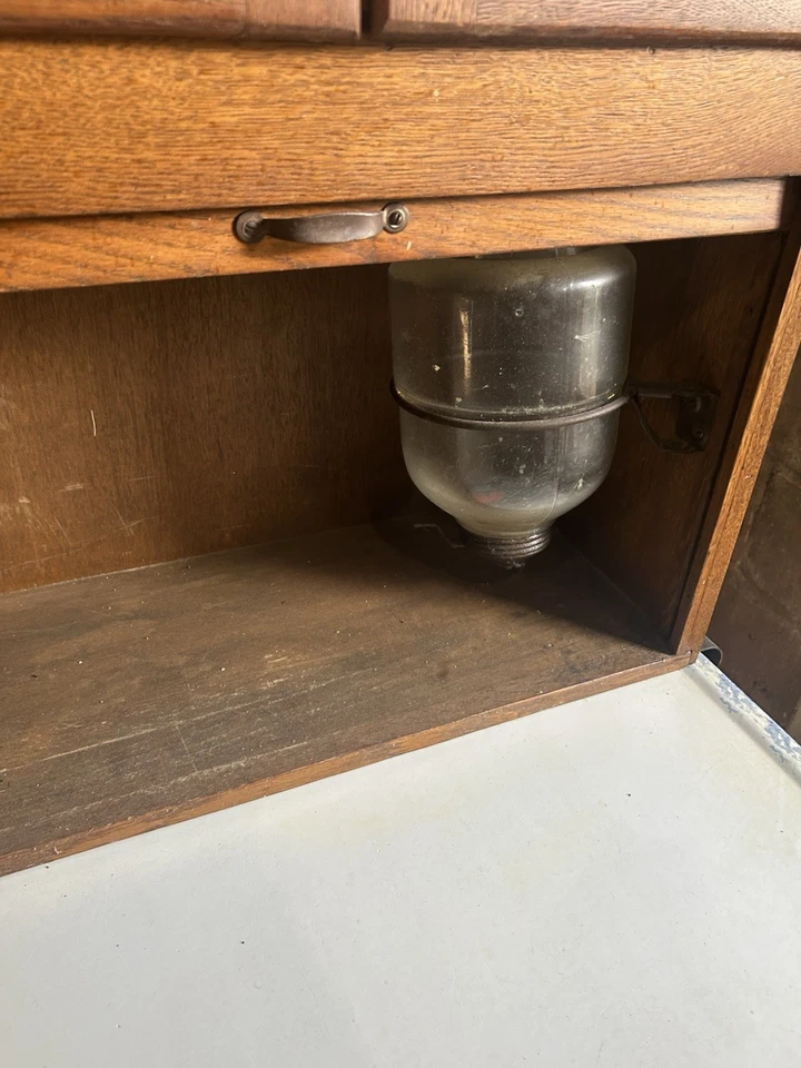 Antiguo gabinete de madera McDougall Hoosier de la década de 1920 con caja fuerte para pastel y tamiz de harina Foto 3 de 4