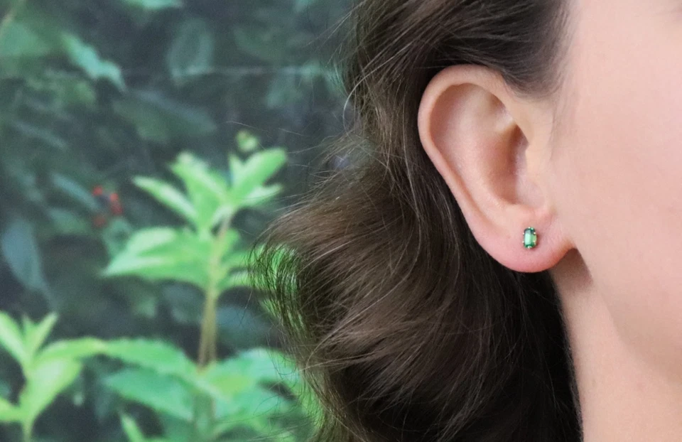 Pendientes de turmalina verde natural de oro amarillo de 14k 1/4" x 1/8" Foto 3 de 4