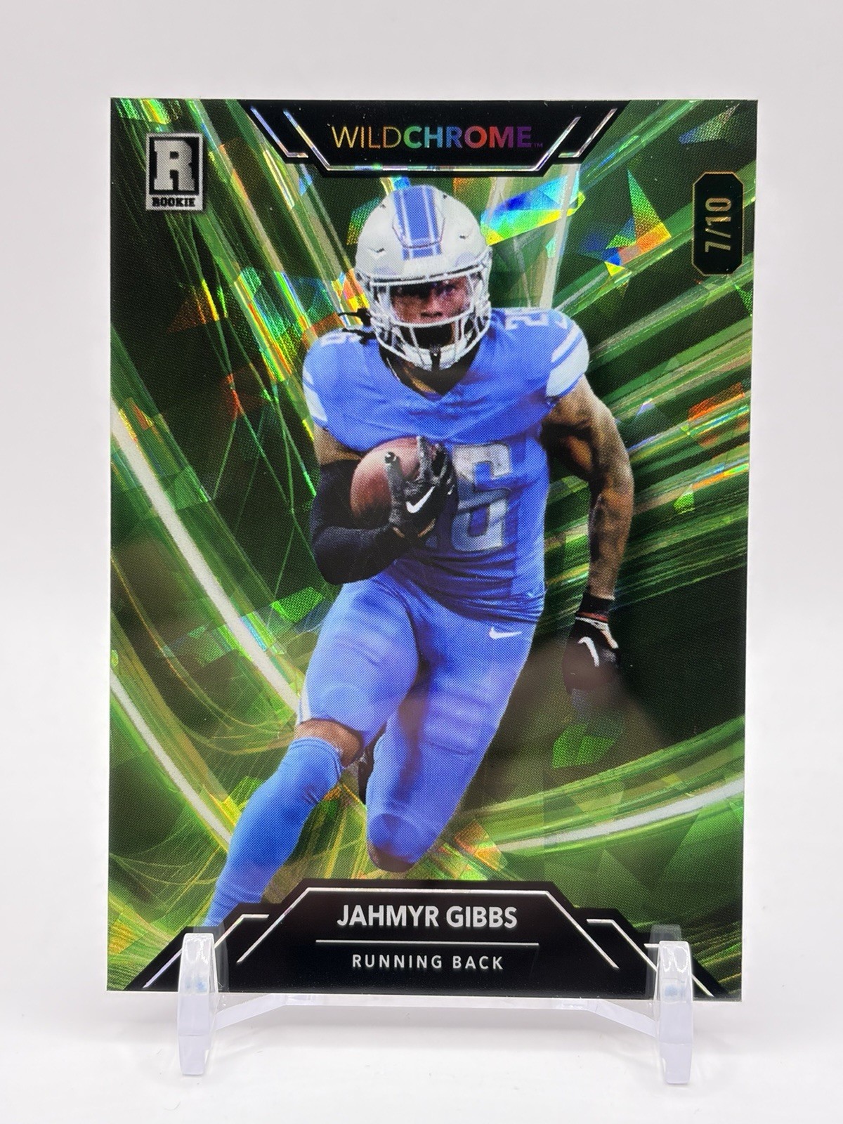 Jahmyr Gibbs Wild Card Wildchrome Pro-Look Wildlight Promo #WCLPR Rainbow Foil-Green