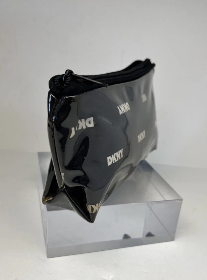 Bolsa de cosméticos DKNY blanco y negro clásico con logotipo con cremallera de vinilo y nailon, negra Foto 3 de 4
