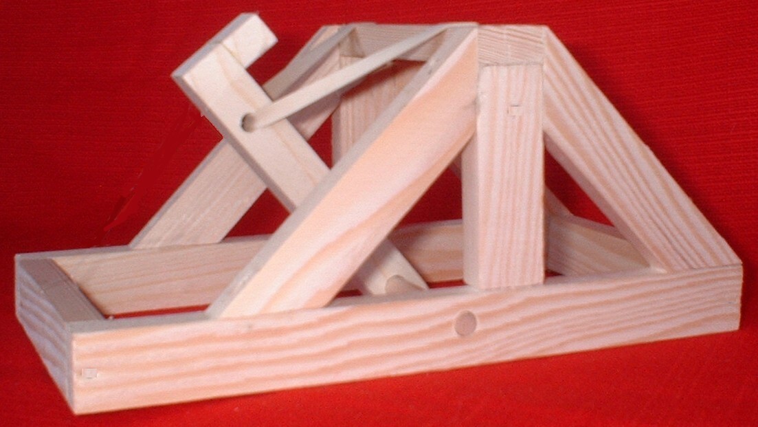 Catapulte médiévale en bois : activité modélisme et décoration de bureau