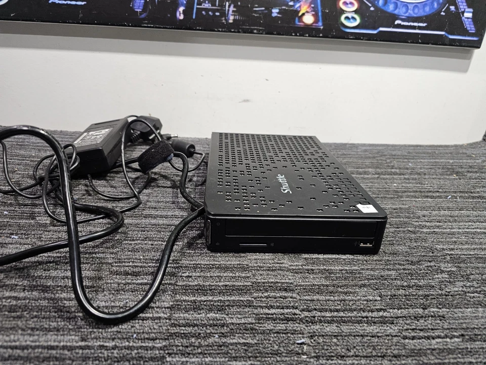 K461 Shuttle XS35GTV2 Slim-PC Barebone Atom D510 2x 1.66Ghz 1gb DDR3 128gb Ssd  - Image 2 of 4