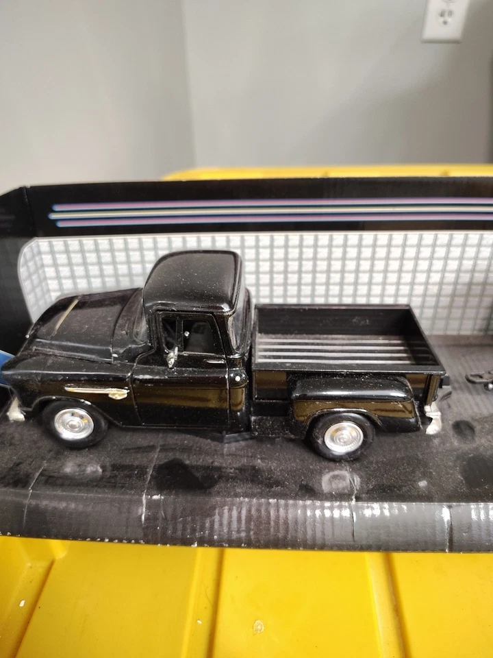Motormax American Classics Black 1955 Chevy Pick Up Camper Trailer 1:24 - Image 2 of 4