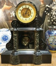 GRANDE OROLOGIO DA TAVOLO IN MARMO NERO DEL BELGIO COLONNE-MECCANISMO A CARICA