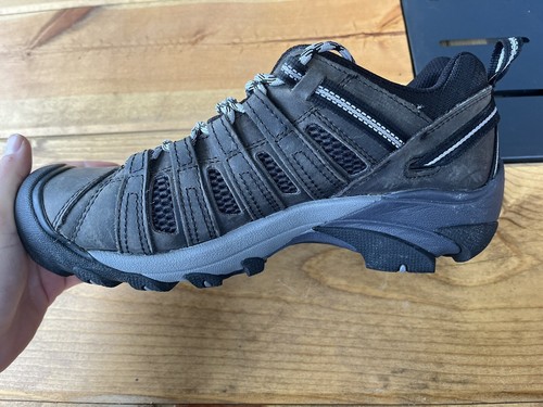 Keen Herren 8,5 Voyageur niedrige Höhe Wanderschuh Stahl G/Scharlachrot - 1027148 - Bild 3 von 8