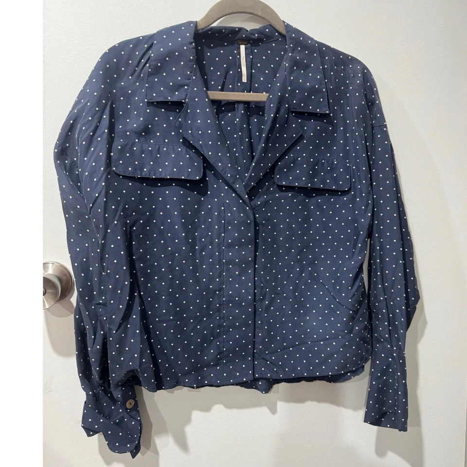 Blusa corta Free People 100% seda con botones manga larga talla S Foto 3 de 4