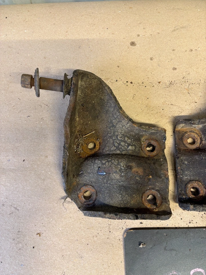 Dodge W100 W150 D150 D100 D250 D350 1981 87 1993 eje trasero placas de choque perno en U Foto 2 de 4