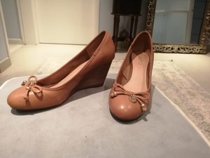 Zapato puntera de cuña Aldo tan cerrado con moño frontal y logotipo y  granos de oro acento | eBay