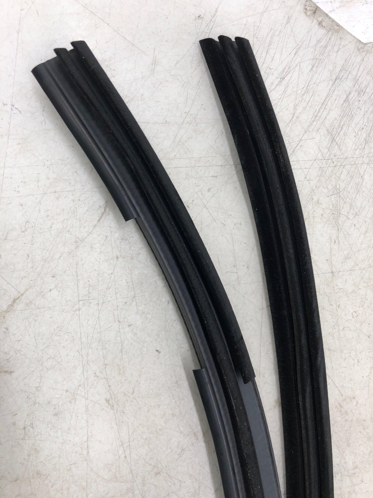 2020-2023 ASTON MARTIN VANTAGE RIGHT DOOR UPPER WEATSTRIP SEAL MY63-L20570-A OEM