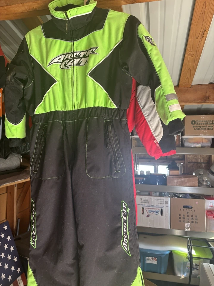 Traje de carreras de motos de nieve Arctic Cat con casco Foto 2 de 3